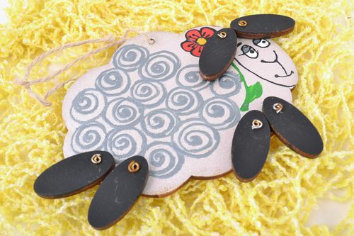 Colgante de madera para interior artesanal pintado con forma de corderito - MADEheart.com