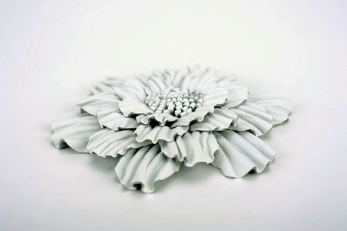 Broche en cuir en forme de fleur faite main - MADEheart.com