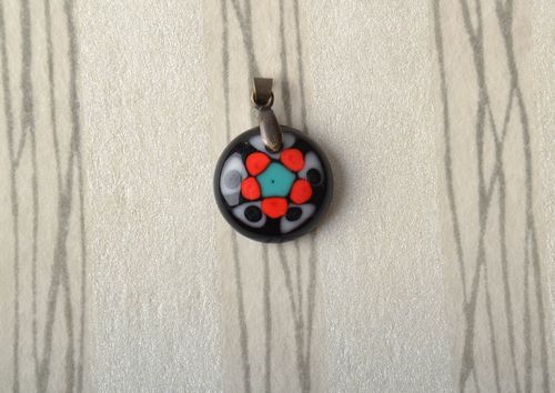 Runder Anhänger aus Glas in Fusing Technik - MADEheart.com