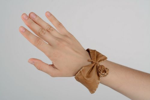 Bracelete de core bege escuro de couro - MADEheart.com