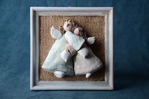 Handgemachtes Wandbild aus Polymerton mit Sackleinen bedeckt zwei Engel originell - MADEheart.com