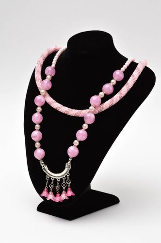 Collana di perline fatta a mano bigiotteria da donna in colore rosa bella - MADEheart.com