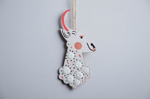 Colgante decorativo de madera con forma de chivo - MADEheart.com