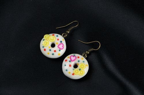 Boucles doreilles en argile polymère Beignets - MADEheart.com