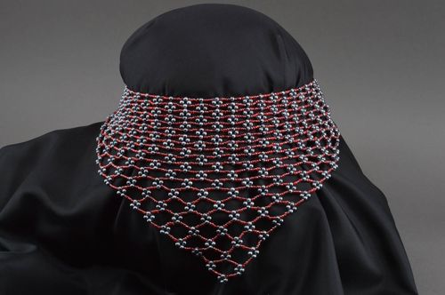 Collier en perles de rocaille et perles fantaisie fait main en forme de fichu - MADEheart.com