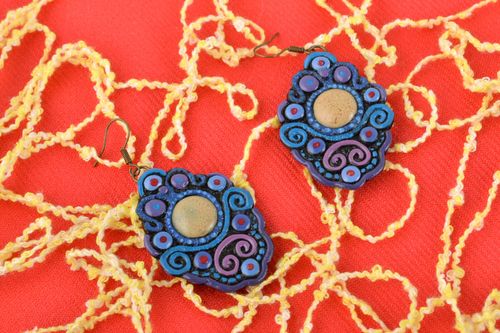Boucles doreilles en pâte polymère bleues ornementées faites main originales - MADEheart.com