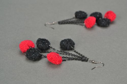 Lange Ohrringe handmade rot und schwarz - MADEheart.com