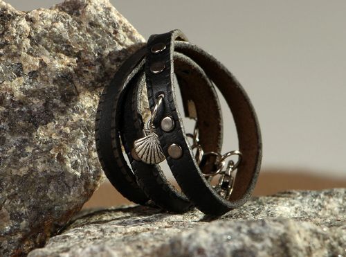 A bracelet of black leather - MADEheart.com