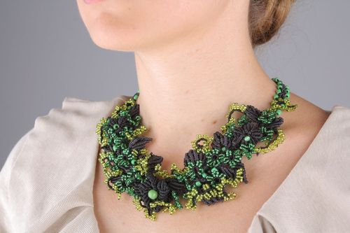 Geflochtenes Collier mit Glasperlen - MADEheart.com