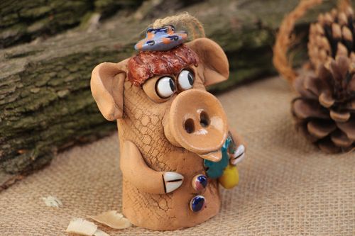 Clochette en terre cuite faite main en forme de cochon peinte décoration maison - MADEheart.com