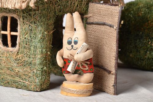 Brinquedo macio em suporte  - MADEheart.com