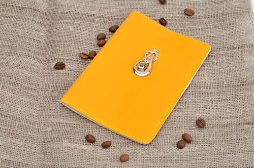 Porte passeport cuir fait main jaune original avec strass Cadeau original - MADEheart.com