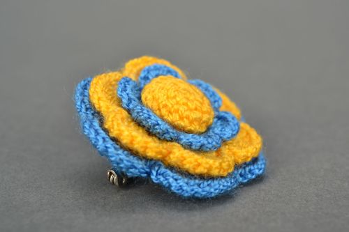 Broche tejido en forma de flor amarillo y azul - MADEheart.com