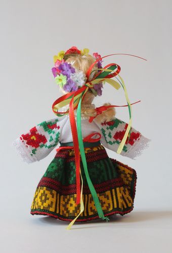 Boneca artesanal decorativa num traje tradicional  - MADEheart.com