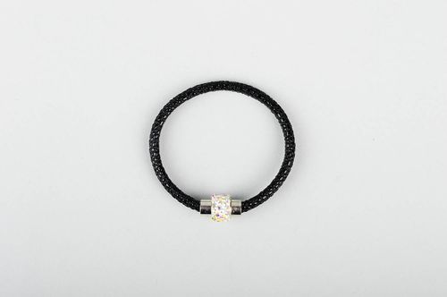 Armband Frauen handgefertigt exklusiver Modeschmuck Armschmuck Damen schwarz - MADEheart.com
