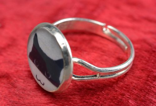 Handmade black and white round top decoupage ring with cat image in jewelry resin - MADEheart.com