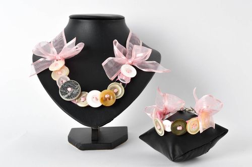 Set di orecchini e collana fatto a mano kit di accessori di bottoni rosa - MADEheart.com