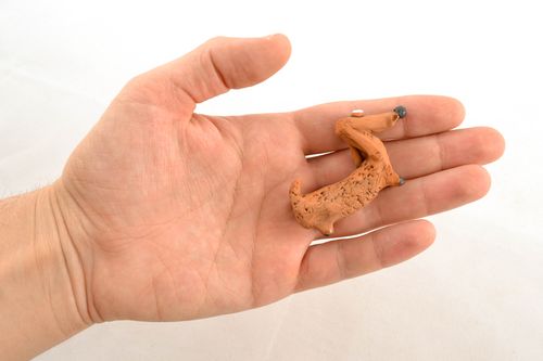 Bemalte Deko Figurine aus Ton Dackel - MADEheart.com