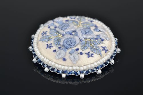 Round satin stitch embroidered brooch - MADEheart.com