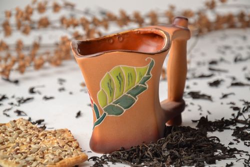 Glazed ceramic coffee mug with a wide handle in light brown color with floral pattern 0,63 lb - MADEheart.com