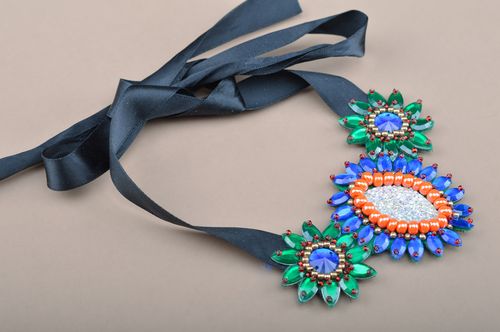 Girocollo in feltro fatto a mano con strass collana pavone con perline  - MADEheart.com