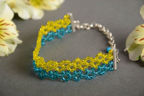 Künstlerisches Armband aus Glasperlen gehäkelt blau gelb schön Handarbeit - MADEheart.com