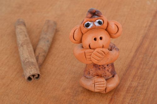Statuetta scimmia in argilla fatta a mano figurina decorativa in ceramica  - MADEheart.com