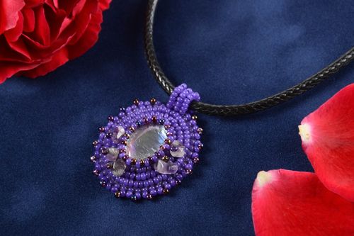 Pendentif en perles de rocaille en pierre naturelle fait main sur cordon en cuir - MADEheart.com