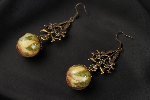 Earrings with rose buds in epoxy resin - MADEheart.com