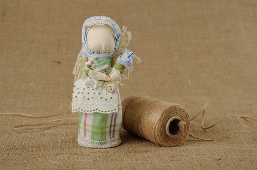 Muñeca de trapo hecha a mano  - MADEheart.com
