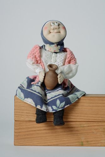 Интерьерная кукла из капрона и хлопка ручной работы в виде хозяюшки с кувшином - MADEheart.com
