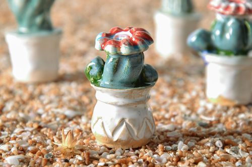 Estatueta de argila feita à mão em forma do cacto  - MADEheart.com