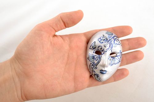 Maschera in ceramica piccola fatta a mano dipinta souvenir da parete originale  - MADEheart.com