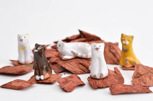 Handmade Keramik Deko Figuren aus Ton Tier Statuen Miniatur Figuren Katzen grell - MADEheart.com