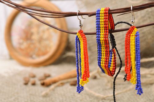 Handgemachtes Schmuckset aus Glasperlen Ohrringe und Armband blau gelb rot - MADEheart.com