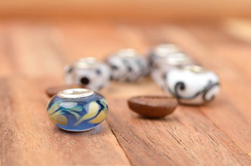 Handgemachte Glasperle Lampwork Perle Schmuckperle zum Basteln blau gemustert - MADEheart.com