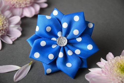 Handmade Haargummi mit Blume aus Atlasbändern in Blau und in Kanzashi Technik - MADEheart.com
