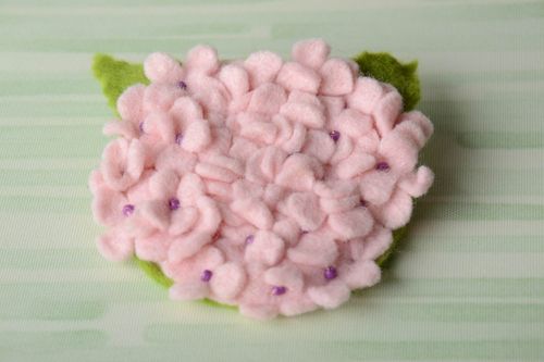 Необычная брошь из фетра в виде маленьких цветочков бледно розовая ручной работы - MADEheart.com