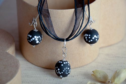 Conjunto de bisutería hecha a mano de cerámica pendientes y colgante negros - MADEheart.com