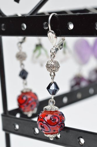 Boucles doreilles pendantes Bijou fait main en verre rouge Cadeau femme - MADEheart.com