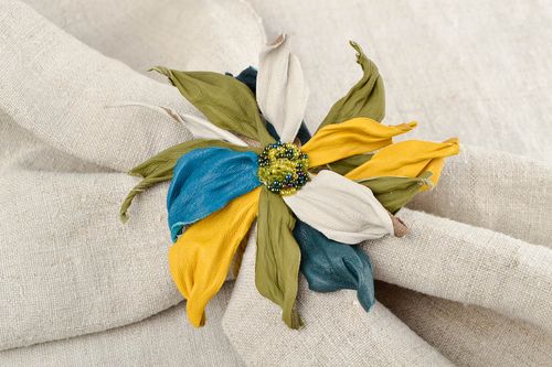 Broche hecho a mano de cuero accesorio para mujer de moda broche con flor  - MADEheart.com