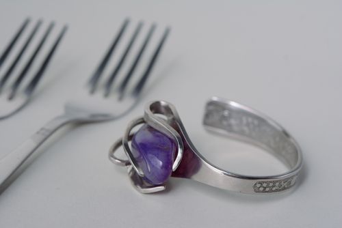 Bracelet en inox étroit fait main à partir de fourchette avec pierre violette - MADEheart.com