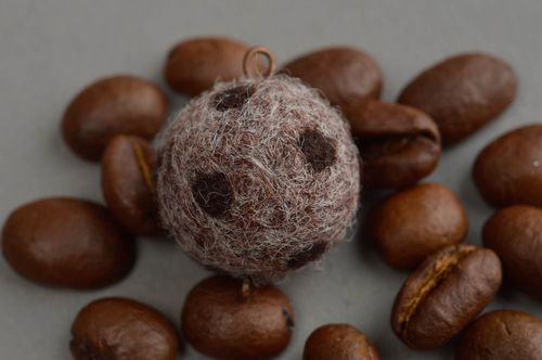 Filz Rohling Anhänger aus Wolle künstlerische Designer Handarbeit stilvoll schön - MADEheart.com