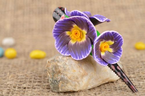 Pince à cheveux bec faite main avec perce-neige mauves en pâte polymère - MADEheart.com