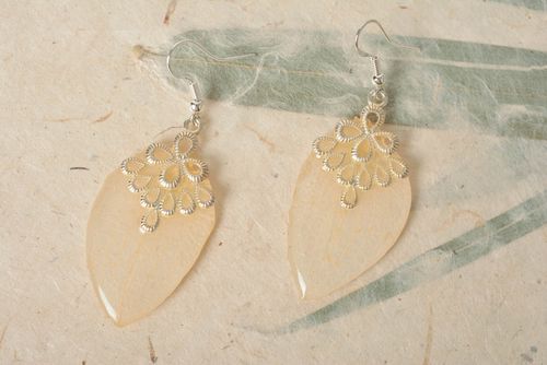 Beautiful handmade silver earrings with flower petals and epoxy coating - MADEheart.com