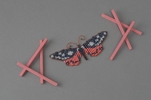 Aimant de réfrigérateur papillon en perles de rocaille fait main noir et rouge - MADEheart.com