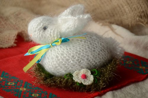 Jouet mou tricoté au crochet blanc fait main décoratif original Lapin de Pâques - MADEheart.com