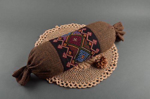 Kissenrolle lang handmade Designer Kissen Ethno Deko Geschenk Idee in Braun - MADEheart.com