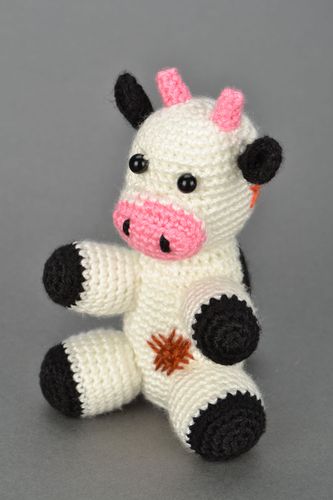 Jouet tricot au crochet Petite Vache  - MADEheart.com