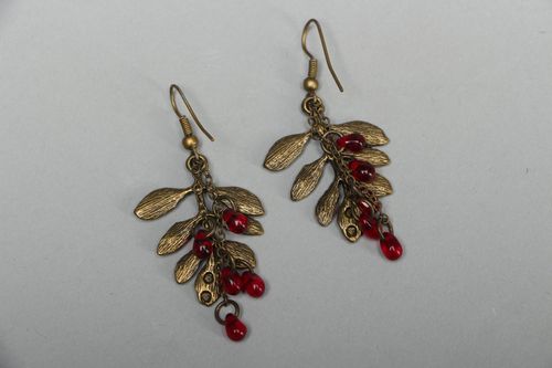 Pendientes originales con cuentas de plástico - MADEheart.com